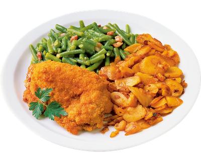 Paniertes Schnitzel mit Bohnen und Bratkartoffeln